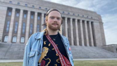 Demonstranten Ivar Sundman framför riksdagshuset