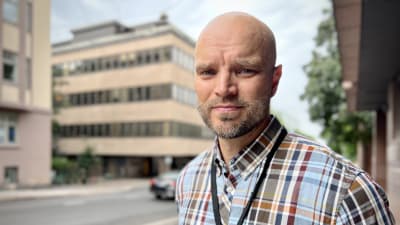 Turun liikennepalvelupäällikkö Risto Peltonen ruutukuvioisessa kauluspaidassa. 