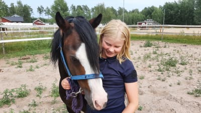 Roosa Piiri tävlar i Seahorse week på ponnyn Prinssi