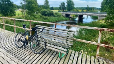 Cykel vid bro.