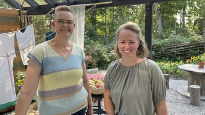 Minna Knutar och Elin Skagersten-Ström står bredvid varandra och ler i en trädgårdsmiljö.