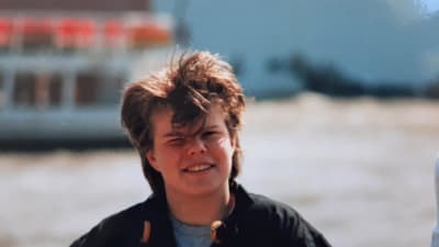 En ungdom med sprayat hår på 1980-talet.