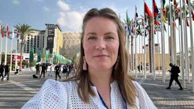 Reporter Marianne Sundholm på klimatmötets konferenscenter i Dubai