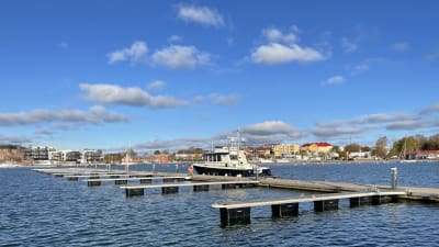 Vy mot Östra hamnen i Hangö från Smultrongrund, en ensam båt vid en brygga.