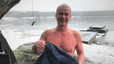 Magnus Appelberg på stranden efter isbad.