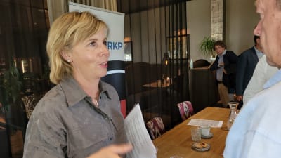 Anna-Maja Henriksson på presskonferens i Borgå augusti 2022