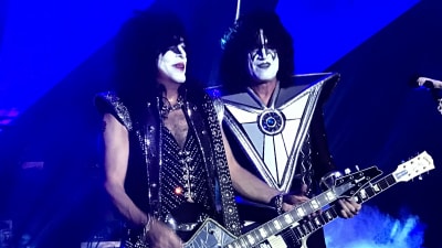 Paul Stanley och Tommy Thayer i smink på Kiss-kryssning spelar gitarr.