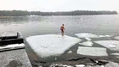 Magnus Appelberg står på ett islflak.