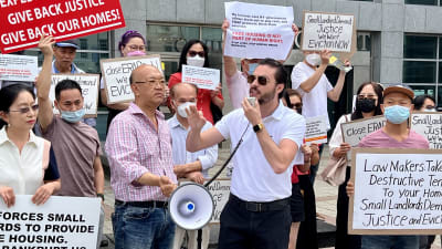 Republikanen Stefano Forte (vit pikeskjorta) talar i demonstration för hyresvärdarnas rättigheter i New York.