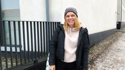 Studerande Julia Westerlund utanför Arken vid Åbo Akademi. 