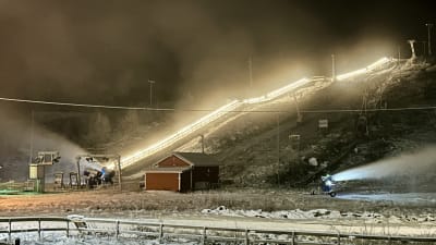 Snökanoner på Öjberget i Vasa, november 2023.