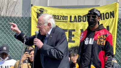 Vermontsenatorn Bernie Sanders och fackaktiva Christian Smalls på demonstration framför ett Amazon-varuhus i Staten Island, New York.