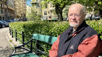 De Grönas veteranpolitiker Osmo Soininvaara på parkbänk i Helsingfors. 
