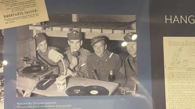 Fotografi på fyra män i en korsu.