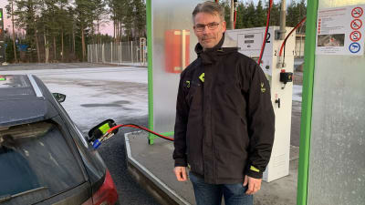 Aimo Latvala tankar sin bil med biogas vid Stormossen. 