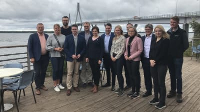 En del av riksdagens miljöutskott på besök i Vasaregionen.