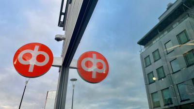 OP:s logo på utsidan av en bankbyggnad.