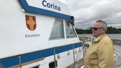 Ralf Nygård vid sin båt Corina invid Replotbron.