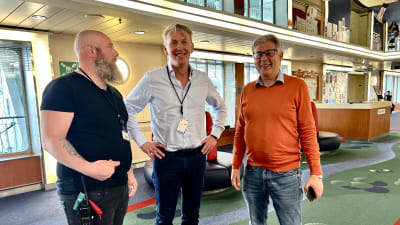Tre anställda vid den nederländska flyktingmyndigheten COA ombord på M/S Galaxy
