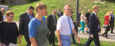 President Kersti Kaljulaid promenerar tillsammans med borgmästare Tarmo Tammiste på strandpromenaden i Narva.