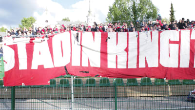 HIFK supportrar Stadin Kingit på match i Lahtis
