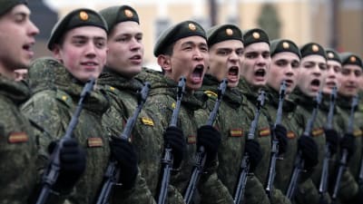 Ryska soldater övar inför segerdagen 2016.