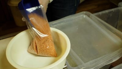 Röda linser läggs i påse.