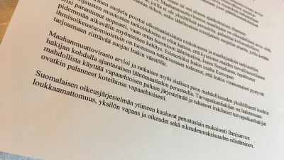Inrikesminister Paula Risikko har svarat på breven om asylpolitik. Skrivet med maskin. Svaren på svenska och finska, detta brev på finska.