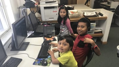 Eileen, 8, Jason, 4, och William, 12, sitter vid datorn i Florida i USA. Deras föräldrar är papperslösa invandrare.