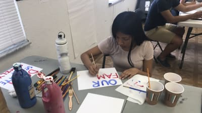 14-åriga Angelica ritar protestskyltar som ska användas för att demonstrera mot utvisningarna av papperslösa invandrare.