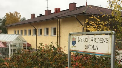 Exteriör av Kyrkfjärdens skola i Ingå