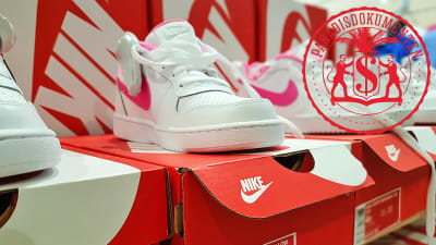 Nike-skor på skolådor.