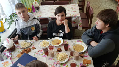 Artjom, Denis, Nikita och Maksim äter varje dag på soppköket
