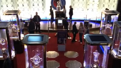 Stanley Cup-pokalen förvaras i Hockey Hall of Fame.