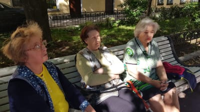 Kvinnor på en bänk i Sankt Petersburg diskuterar valfrågor