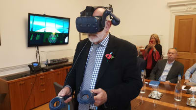 John Faraclas, som är specialist på sjöfartsfrågor, testar VR-glasögon.