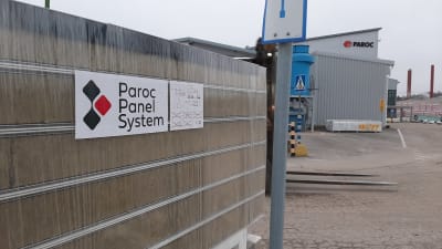 En lapp med texten Paroc Panel System finns på en hög element utanför Parocs fabrik i Pargas.