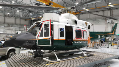 Rajavartiolaitoksen Agusta Bell -helikopteri peruskorjattavana Vartiolentolaivueen korjaamolla.
