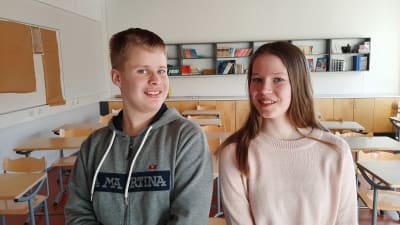 Johan Santalahti och Alexandra Jensen, två ungdomar sitter på en pulpet i ett klassrum.