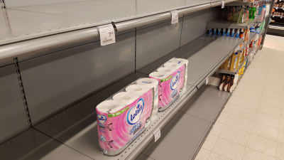 Kaupan vessapaperihyllyllä enää kaksi pakettia