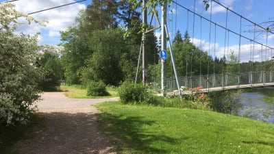 En hängbro över Svartån i Karis. 