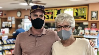 Michael Vandergeest med sin son på en lunchrestaurang i Wilmington. Både stöder Joe Biden i presidentvalet 2020.
