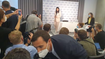 Svetlana Tichanovskaja lämnar presskonferens.