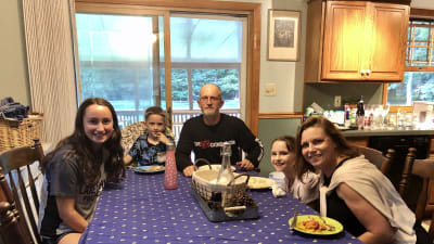 Familjen Ciaccia samlade runt middagsbordet hemma i Dallas, Pennsylvania.