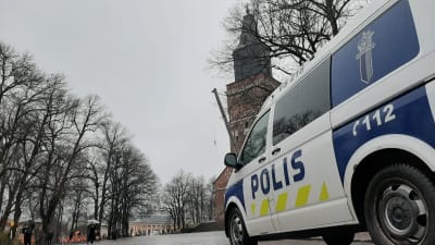 En polisbil står parkerad på Domkyrkotorget utanför Åbo Domkyrka en mulen höstdag.