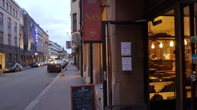 En bar vid en gata i Helsingfors.