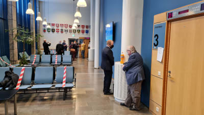 Målsägande Pekka Kataja (till höger) i tingsrättens korridor.