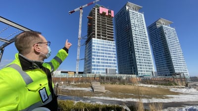 Kim Jolkkonen från SRV pekar på de tre skyskraporna i Fiskehamnen.