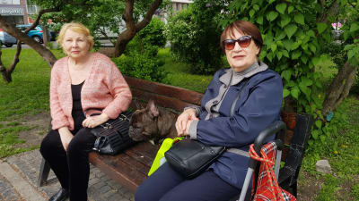 Väninnorna Ljuba och Irina njuter av parken men lider av Ukrainas dåliga ekonomi.