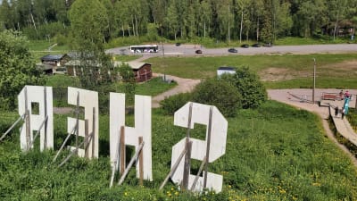 Utsikt över motionsområde med parkeringplats.